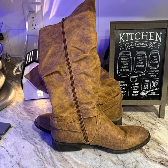 Stylish Tan Over the Knee Boots - Picture 2 of 4